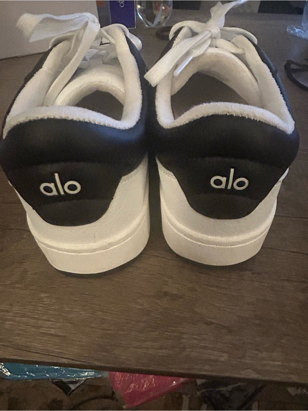 ALO Yoga Recovery Mode Sneakers in black & white - Picture 4 of 6